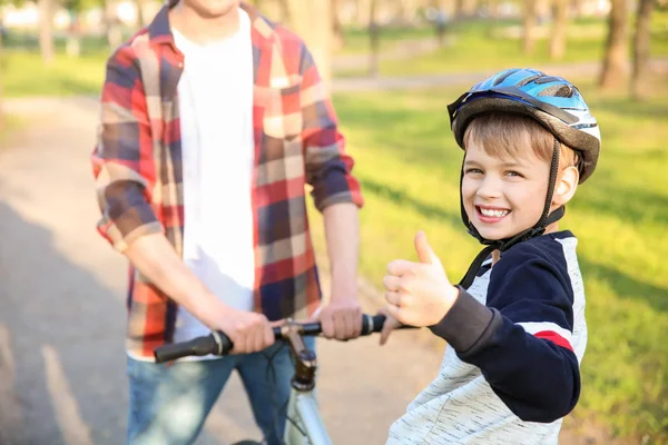 Ojciec uczy swojego syna, aby jeździć na rowerze na zewnątrz — Zdjęcie stockowe