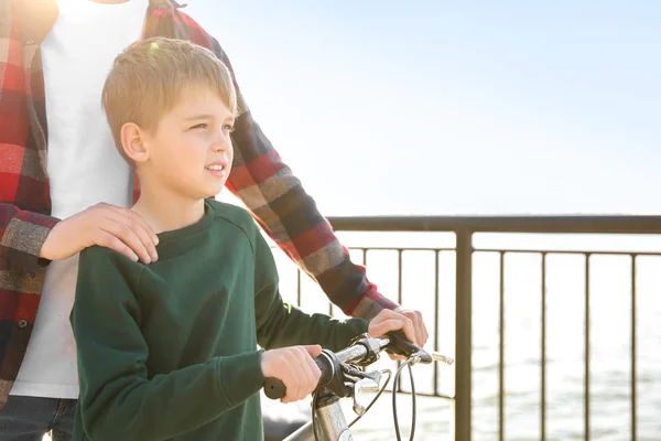 Padre y su hijo con bicicleta al aire libre —  Fotos de Stock