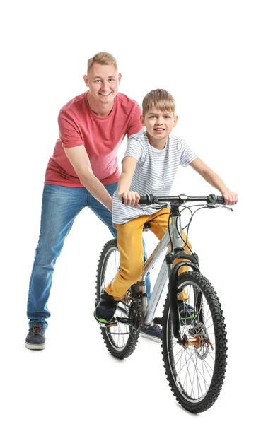 Padre y su hijo con bicicleta sobre fondo blanco —  Fotos de Stock