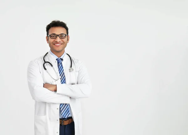 Красивый врач-мужчина на белом фоне — стоковое фото