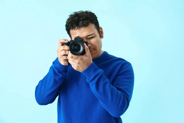 Przystojny mężczyzna fotograf na kolorowym tle — Zdjęcie stockowe