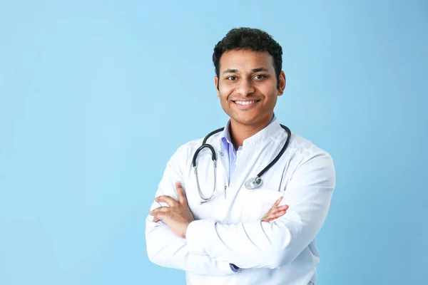 Красивий чоловічий лікар на кольоровому фоні — стокове фото