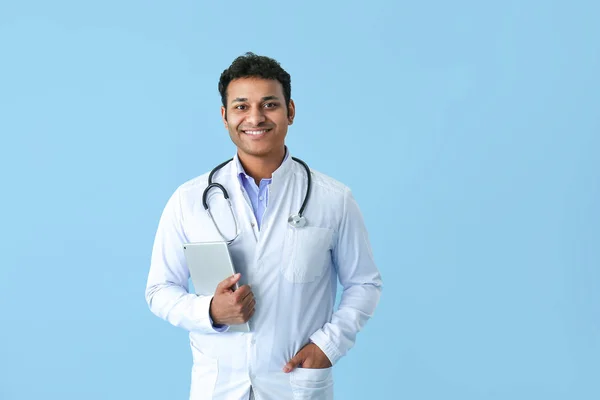 Pohledný doktor s tabletovým počítačem na barevném pozadí — Stock fotografie