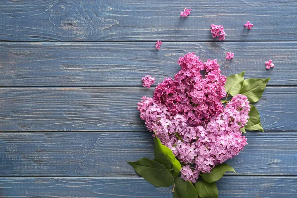 Beautiful lilac flowers on wooden background — Stock Photo, Image