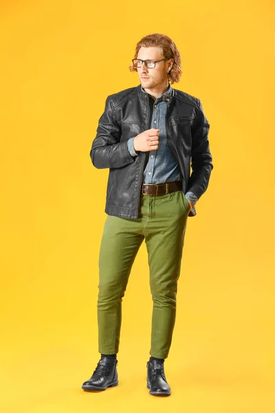 Joven con estilo en ropa casual sobre fondo de color — Foto de Stock