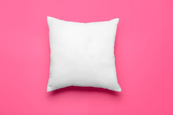 Мягкая подушка на цветном фоне — стоковое фото