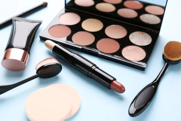 Sada kosmetiky pro tvarování make-upu na barevném pozadí — Stock fotografie