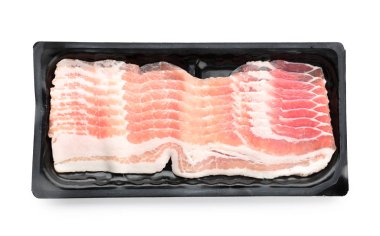 beyaz zemin üzerine çiğ domuz pastırması