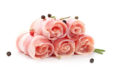 Beyaz arka planda çiğ pastırma rulo