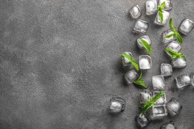Grunge arka plan üzerinde yeşil nane yaprakları ile Buz küpleri