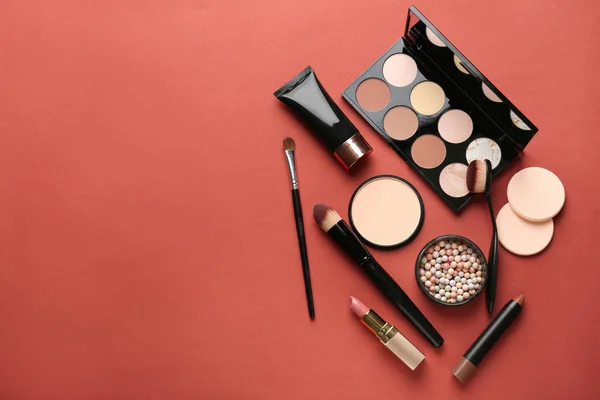 Kosmetikset zur Konturierung von Make-up auf farbigem Hintergrund — Stockfoto