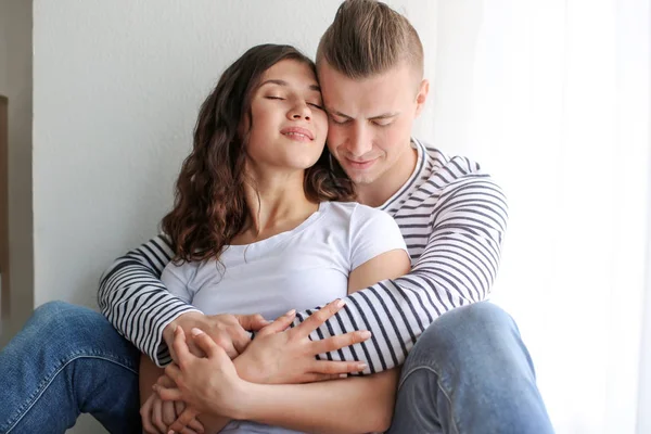 Liebenswertes Liebespaar ruht sich zu Hause aus — Stockfoto