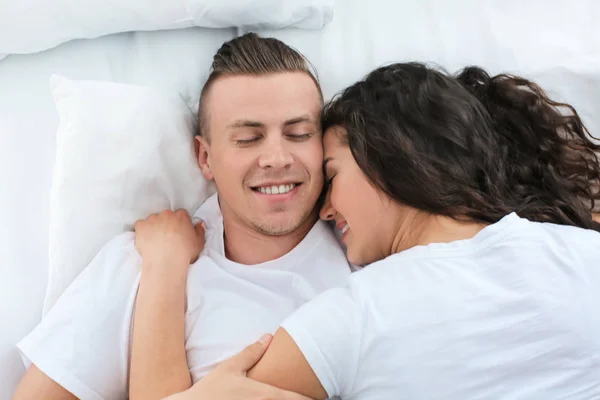 Adorável casal amoroso dormindo na cama — Fotografia de Stock