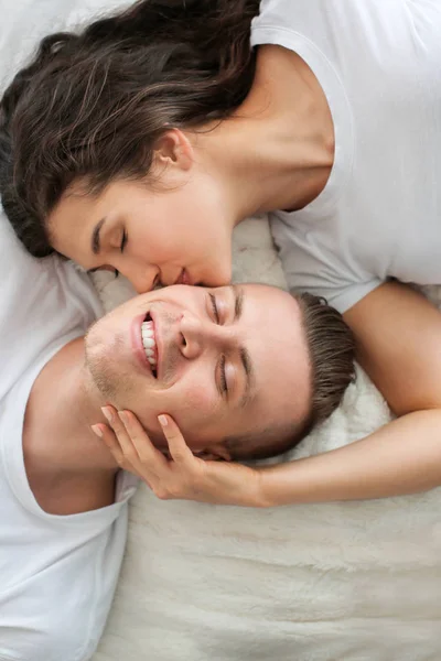 Adorável casal amoroso deitado na cama — Fotografia de Stock