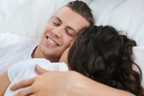 Adorável casal amoroso dormindo na cama — Fotografia de Stock