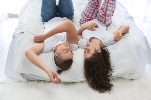 Gelukkig verliefde paar liggend in bed — Stockfoto