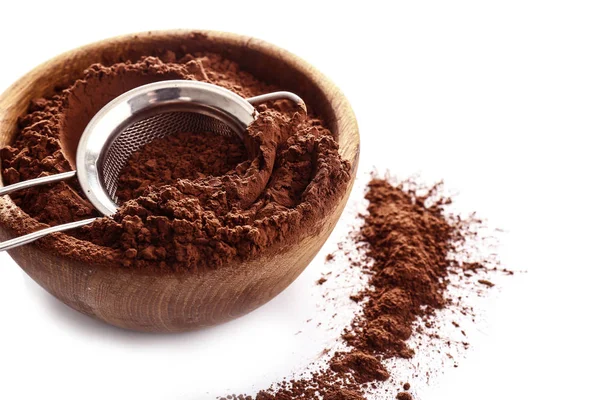 Cuenco con cacao en polvo y tamiz sobre fondo blanco —  Fotos de Stock