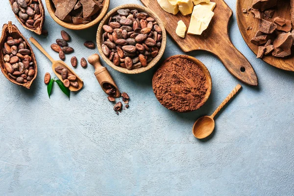 Různé Kakaové výrobky na barevném pozadí — Stock fotografie