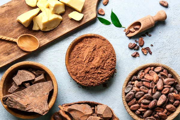 Různé Kakaové výrobky na barevném pozadí — Stock fotografie