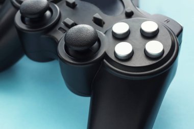 Renkli arka plan üzerinde modern oyun pedi, closeup