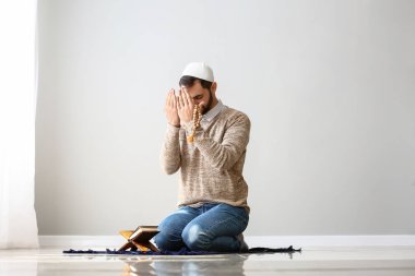 Genç Müslüman adam kapalı dua