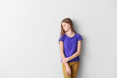 Işık arka planda sad genç kız