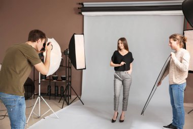 Stüdyo modeliyle çalışan profesyonel fotoğrafçı