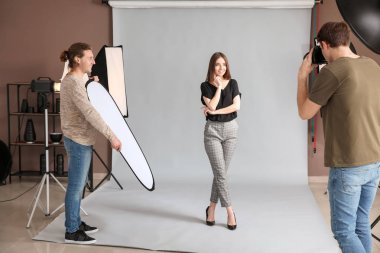 Stüdyo modeliyle çalışan profesyonel fotoğrafçı