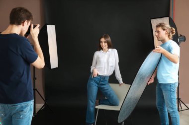 Stüdyo modeliyle çalışan profesyonel fotoğrafçı