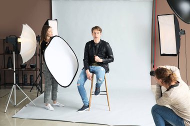 Stüdyo modeliyle çalışan profesyonel fotoğrafçı