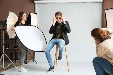 Stüdyo modeliyle çalışan profesyonel fotoğrafçı