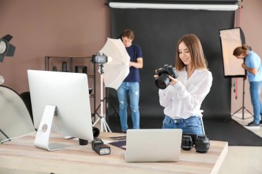 Modern stüdyoda profesyonel fotoğrafçı