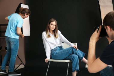 Stüdyo modeliyle çalışan profesyonel fotoğrafçı