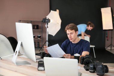 Modern stüdyoda çalışan profesyonel fotoğrafçı