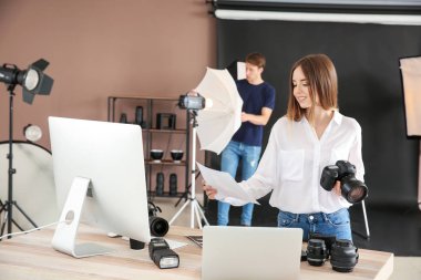 Modern stüdyoda profesyonel fotoğrafçı