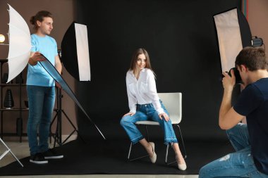 Stüdyo modeliyle çalışan profesyonel fotoğrafçı