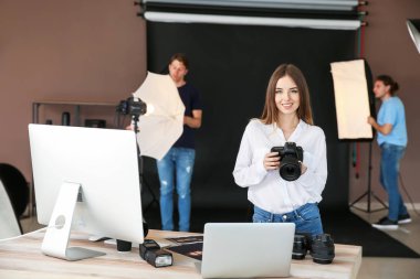 Modern stüdyoda profesyonel fotoğrafçı