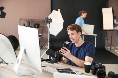 Modern stüdyoda çalışan profesyonel fotoğrafçı