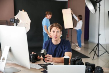Modern stüdyoda çalışan profesyonel fotoğrafçı