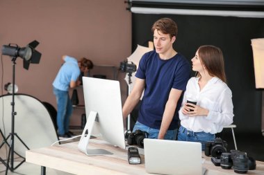 Modern stüdyoda çalışan profesyonel fotoğrafçılar
