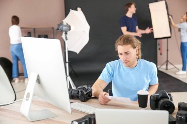 Modern stüdyoda çalışan profesyonel fotoğrafçı