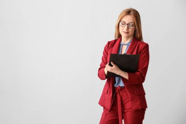 Açık arkaplanda olgun bir iş kadını portresi