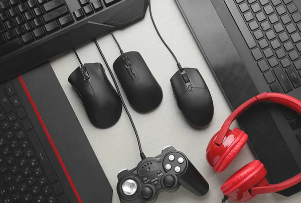 Modernes Gaming-Zubehör auf grauem Hintergrund — Stockfoto