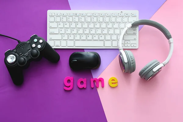 Accesorios de juego modernos sobre fondo de color — Foto de Stock