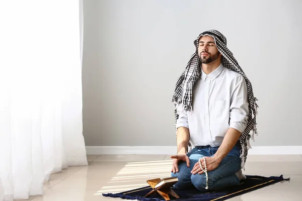 Joven musulmán rezando en el interior — Foto de Stock