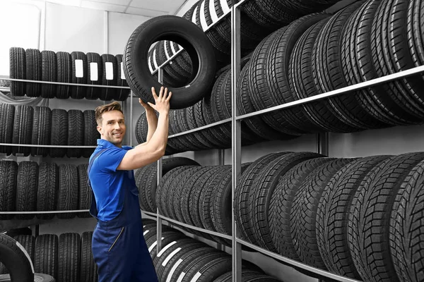 Vendedor masculino na loja de pneus de carro — Fotografia de Stock