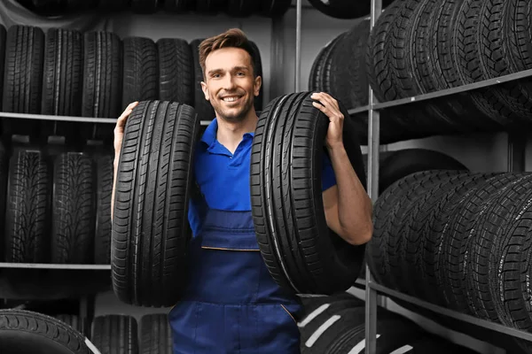 Vendedor masculino na loja de pneus de carro — Fotografia de Stock