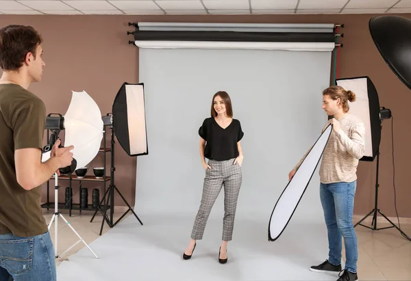 Professional photographer working with model in studio — Stock Photo, Image