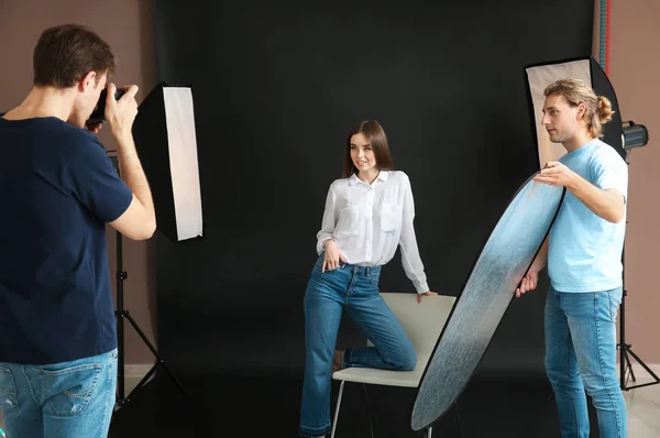 Fotógrafo profesional trabajando con modelo en estudio — Foto de Stock