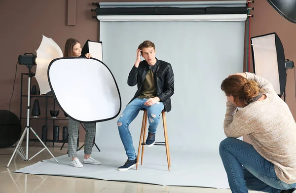 Stüdyo modeliyle çalışan profesyonel fotoğrafçı